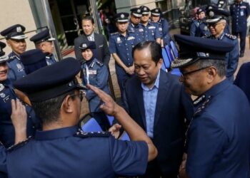 AHMAD Maslan bersalaman dengan pegawai tertinggi JKDM ketika mengadakan lawatan kerja rasmi ke Ibu Pejabat JKDM Putrajaya. - UTUSAN/FAISOL MUSTAFA