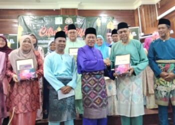 AHMAD Maslan (tengah) bersama pemenang Sayembara Penulisan Puisi Makmur Johor anjuran PPJ di rumah Citra Sri Pinang, Benut, Pontian, Johor.