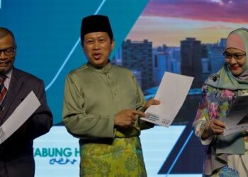 AHMAD Maslan melancarkan Dokumen Piawaian Pelaburan Mampan (SIS) di Kementerian Kewangan, Putrajaya hari ini. - UTUSAN/FAISOL MUSTAFA
