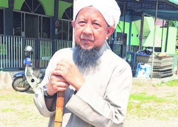 AHMAD Rozaini Abdul Rahman di hadapan bangunan Akademi Darul Turath al-Hajari di Lenggong, Perak. – mingguan/SAYED HESHAM IDRIS