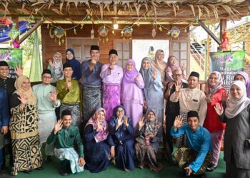 AHMAD Said (tengah) bersama kakitangan Ketengah pada majlis sambutan Hari Raya Aidilfitri di Bandar Al-Muktafi Billah Shah, Dungun, Terengganu, semalam.