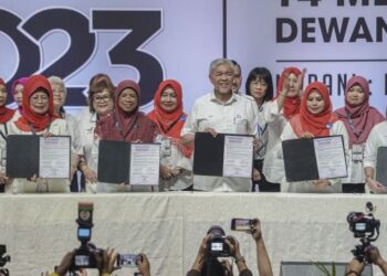 AHMAD Zahid Hamidi (enam, kanan) bersama Pengerusi Wanita Barisan Nasional (BN), Datuk Seri Dr. Noraini Ahmad (empat, kanan) dan Ketua Wanita Pakatan Harapan (PH), Aiman Athirah Sabu (lima, kiri) menunjukkan dokumen Tekad Wanita pada Konvensyen Wanita Kerajaan Perpaduan 2023 di Dewan Merdeka Pusat Dagangan Dunia, Kuala Lumpur, hari ini. - UTUSAN/FARIZ RUSADIO