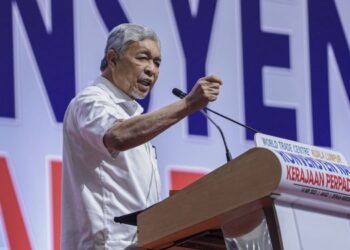 AHMAD Zahid Hamidi berucap pada Konvensyen Nasional Kerajaan Perpaduan 2023 di Dewan Merdeka, Kuala Lumpur, hari ini. - UTUSAN/FARIZ RUSADIO