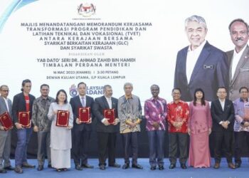 AHMAD Zahid Hamidi (tengah) diiringi oleh Menteri Sumber Manusia, V. Sivakumar bersama barisan wakil pihak industri yang bekerjasama bersama kerajaan selepas pemeteraian 10 Memorandum Kerjasama pada Majlis Menandatangani Memorandum Kerjasama Transformasi Program Pendidikan dan Latihan Teknikal dan Vokasional (TVET) antara Kerajaan bersama Syarikat Berkaitan Kerajaan (GLC) dan Syarikat Swasta di Institut Latihan Perindustrian (ILP) Jalan Kuchai Lama, Kuala Lumpur, hari ini. - FOTO/AMIR KHALID