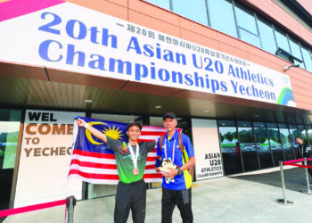 Aidil Auf Hajam (kiri) selepas meraih gangsa 200 meter pada Kejohanan Remaja Asia di Yecheon, Korea Selatan kelmarin.