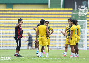 AIDIL Sharin Sahak (kiri) sentiasa memberi semangat kepada pemain Lang Merah bagi menghadapi situasi sukar. – Ihsan Kedah FA