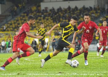 ARIF Aiman Mohd. Hanapi (tengah) cuba melepasi dua pertahanan Hong Kong dalam aksi perlawanan persahabatan di Stadium Nasional, Bukit Jalil, Rabu lalu. – UTUSAN/MUHAMAD IQBAL ROSLI