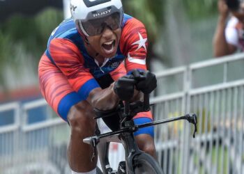 AKSI Muhammad Nur Aiman Rosli sewaktu melintas garisan penamat yang menyaksikan atlet itu memenangi pingat emas kedua buat Johor dalam acara ujian masa lebuh raya individu lelaki sejauh 39.9 kilometer pada Sukan Malaysia (Sukma) ke-20 di D'tempat Country Club, Bandar Baru Sendayan, Seremban, Negeri Sembilan, sebentar tadi.- UTUSAN/AMIR KHALID.