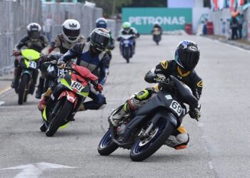 NURAINA Halisya Hamiruddin (no 69)  beraksi dengan motosikalnya Yamaha Legenda 110 dalam Cub Prix Yamaha Lagenda 110 tahun lalu. – UTUSAN/ ZULFADHLI ZAK