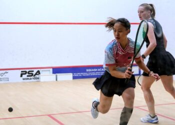 NOOR AINAA AMANI AMPANDI (kiri) membalas pukulan Saskia Beinhard pada separuh akhir Kelayakan Kejuaraan Dunia di Kelab Edgbaston Priory, Birmingham, England semalam. - Ihsan Squashsite.com