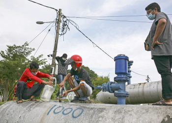 PENDUDUK sekitar Taman Seri Andalas, Klang semalam terpaksa mengambil air dari paip besar berdekatan berikutan gangguan bekalan yang masih belum pulih sepenuhnya di Selangor. Sebanyak 36 peratus atau 460 daripada 1,292 kawasan terjejas sudah menerima bekalan air sepenuhnya sehingga pukul  12 tengah hari  semalam. – UTUSAN/ZULFADHLI ZAKI