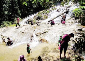 Memang nikmat dapat mandi air terjun tertinggi di Kelantan, Air Terjun Ber. Ia antara wajib dikunjungi kalau ke sini.