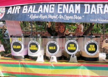 EMPAT sahabat tekad menjual Air Balang Enam Dara dengan perisa keladi, milo, teh bunga, susu caramel, teh susu (teh beng) dan ribena laici di hadapan SMK Pengkalan Chepa 1, KOta Bharu, Kelantan. - FOTO/ROSALWANI CHE SOH