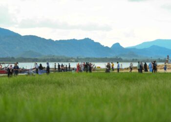 Orang ramai beriadah di kawasan Tasik Timah Tasoh, Padang Besar, Perlis yang kering ekoran cuaca panas sejak kebelakangan ini. – UTUSAN/IZLIZAN OTHMAN