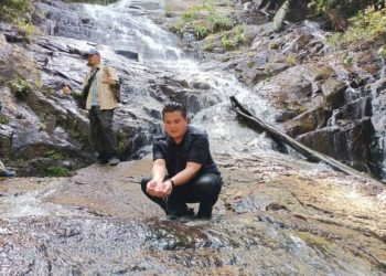 MOHD. Akmal Kamaruddin melihat keadaan air di Air Terjun Tanjung Batu ketika meninjau kawasan berkenaan di Beruas hari ini. - FOTO/SHAARANI ISMAIL