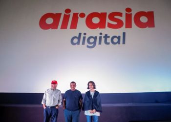 TONY FERNANDES, Kamaruddin Menarum dan Presiden AirAsia Digital, Aireen Omar pada majlis pelancaran di Kuala Lumpur, semalam.