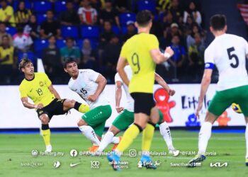 REMBATAN Akhyar  daripada sebelah kanan gawang pelawat berjaya memberi gol pertama buat skuad Harimau Malaya pada aksi di Stadium Sultan Ibrahim.-IHSAN FAM