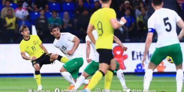 REMBATAN Akhyar  daripada sebelah kanan gawang pelawat berjaya memberi gol pertama buat skuad Harimau Malaya pada aksi di Stadium Sultan Ibrahim.-IHSAN FAM