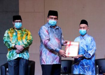 MOHD. Akmal Kamarudin (tengah) menyampaikan sijil kepada peserta Ijtimak Perkaderan Dakwah Negeri Perak di Ipoh hari ini.