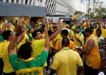 GELAGAT sebahagian penyokong pasukan Al-Seeb yang beratur untuk menonton perlawanan akhir Piala AFC 2022 menentang KL City di Stadium Nasional Bukit Jalil hari ini. - UTUSAN/AMIR KHALID