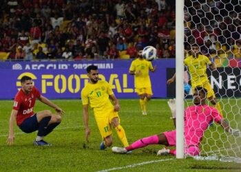 AKSI pemain Al-Seeb (kuning) ketika menentang KL City di Bukit Jalil malam ini. - UTUSAN/AMIR KHALID