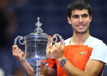 CARLOS Alcaraz bersama trofi Terbuka AS.