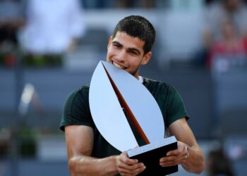 CARLOS Alcaraz meraikan kejayaan menjuarai Terbuka Madrid selepas menumpaskan Alexander Zverev di Caja Magica, Madrid semalam. – AFP