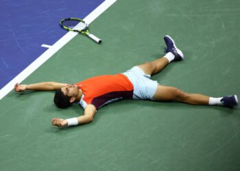 CARLOS Alcaraz kepuasan selepas menumpaskan Frances Tiafoe pada separuh akhir Terbuka AS. - AFP