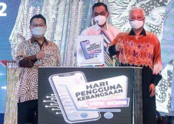 ALEXANDER Nanta Linggi (kiri) ketika bersama Perdana Menteri, Datuk Seri Ismail Sabri Yaakob merasmikan sambutan Hari Pengguna Kebangsaan 2022 di NU Sentral, Kuala Lumpur hari ini. - FOTO/AFIQ RAZALI