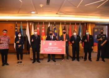 ALEXANDER Nanta Linggi menerima e-voucher daripada Shopee Malaysia melalui Program Food Bank Malaysia di KPDNHEP, Putrajaya.
