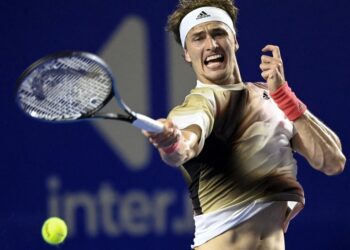 AKSI Alexander Zverev ketika membalas pukulan Jenson Brooksby dalam kejohanan Terbuka ATP Mexico di Arena GNP, Acapulco, Mexico semalam. - AFP