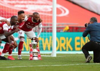 PEMAIN Arsenal (dari kiri), Nicolas Pepe, Pierre-Emerick Aubameyang dan Alexandre Lacazette bergambar selepas  menjuarai Piala FA di Stadium Wembley, hari ini. - AFP