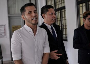 ALIFF Syukri keluar dari mahkamah selepas mengaku tidak bersalah atas pertuduhan memuat naik kandungan bersifat sumbang di Mahkamah Sepang, Selangor. - FOTO/FAIZ ALIFF AHMAD ZUBIR