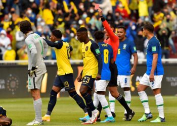 PENGADIL dari Colombia, Wilmar Roldan melayangkan kad merah kepada penjaga gol Brazil, Alisson Beckker (kiri) pada kelayakan Piala Dunia 2022 menentang Ecuador di Quito, Ecuador semalam. – AFP