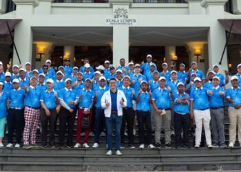 SEAN Wang (tengah, jaket putih) bergambar bersama peserta media dan pengurusan kanan Allianz sebelum Kejohanan Golf Allianz Bersama Media di KLGCC.