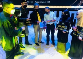 MOHD Khairul Hakimi MOhd Nawi (kiri) bersama pemenang Anugerah Ikon Alumni UMT  di Kuala Nerus , Terengganu baru-baru ini.