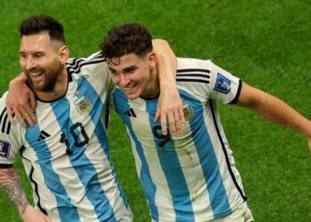 JULIAN Alvarez  (kanan) membentuk keserasian bersama Lionel Messi meskipun jurang usia mereka 
13 tahun.