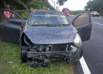 KEADAAN Perodua Alza yang remuk setelah terbabas kerana melanggar seekor babi di Kilometer 78, Jalan Ipoh-Kuala Lumpur di Tapah, Perak hari ini. - IHSAN PDRM