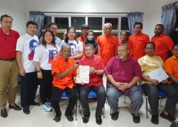 SALAHUDDIN AYUB (duduk, dua dari kiri) menerima sebanyak 400 borang keahlian untuk menyertai Amanah kawasan Parlimen Pulai pada Majlis Sambutan Tahun Baharu Cina anjuran PH Johor di Taman Bukit Indah, Johor Bahru.