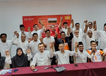 ZULKIFLI Mohamed (duduk, tengah) bersama calon Amanah Pahang yang akan bertanding pada PRU15 di negeri ini dalam sidang akhbar di Kuantan, Pahang. - UTUSAN/SHAIKH AHMAD RAZIF