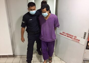 PEMANDU lori yang dituduh melakukan amang seksual fizikal ke atas anak kandungnya dibawa keluar dari Mahkamah Sesyen Kuala Terengganu, hari ini. - UTUSAN/TENGKU DANISH BAHRI TENGKU YUSOFF