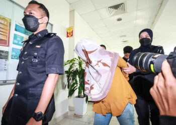 WANITA yang dtuduh melakukan amang seksual ke atas dua anak lelakinya dibawa ke Mahkamah Sesyen, Klang, Selangor, semalam. 
–  UTUSAN/AFIQ RAZALI