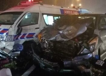 KEADAAN ambulans dan pacuan empat roda 
yang terlibat dalam kemalangan berhampiran lampu isyarat di Kilometer 63, Jalan Alor Setar - Butterworth, Sungai Petani malam tadi
