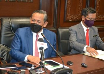 AMINUDDIN Harun (kiri) dalam sidang akhbar selepas mempengerusikan Mesyuarat Mingguan Exco di Wisma Negeri, Seremban, hari ini. - FOTO/ZAKKINA WATI AHMAD TARMIZI