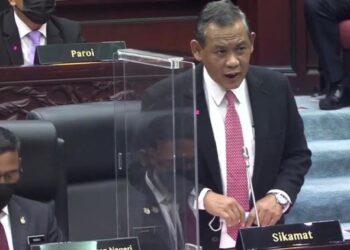 AMINUDDIN Harun menjawab soalan dalam sesi pertanyaan dan jawapan lisan hari pertama Persidangan Pertama (Perasmian) Penggal Kelima DUN Negeri Sembilan Yang Ke-14 di Seremban hari ini.