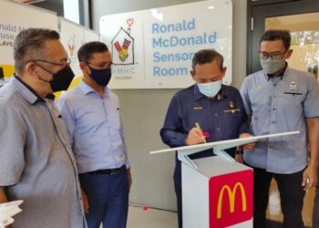 AMINUDDIN Harun (dua dari kanan) ketika merasmikan Bilik Terapi Sensori Ronald McDonald di restoran McDonald's Tampin, Negeri Sembilan, hari ini. - FOTO/NOR AINNA HAMZAH
