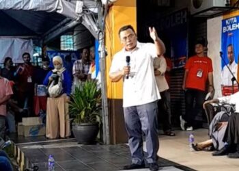 AMIRUDIN Shari ketika menyampaikan ceramah umum di Taman Saujana Utama 2 di Sungai Buloh semalam.