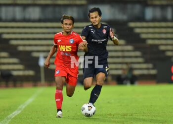 PEMAIN berpengalaman Sabah Amri Yahyah berjaya melepasi kawalan pemain sayap KL City Hadin Azman dalam aksi Liga Super di Stadium Likas, malam ini.