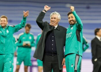 KOMBINASI taktikal Carlo Ancelotti (kiri) bersama anaknya, Davide mampu memberi ancaman kepada Liverpool.