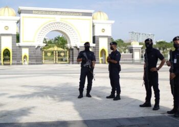 Anggota polis mengawasi di pintu utama Istana Negara bagi Perbincangan Khas Raja-Raja Melayu yang akan diadakan sebagai usaha Yang di-Pertuan Agong, Al-Sultan Abdullah Ri'ayatuddin Al-Mustafa Billah Shah merungkai kemelut pembentukan kerajaan di sini, hari ini. UTUSAN/FARIZ RUSADIO